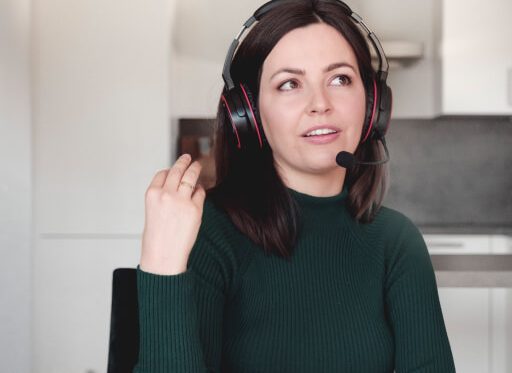 Mujer hablando en inglés con confianza con los auriculares Pronounce